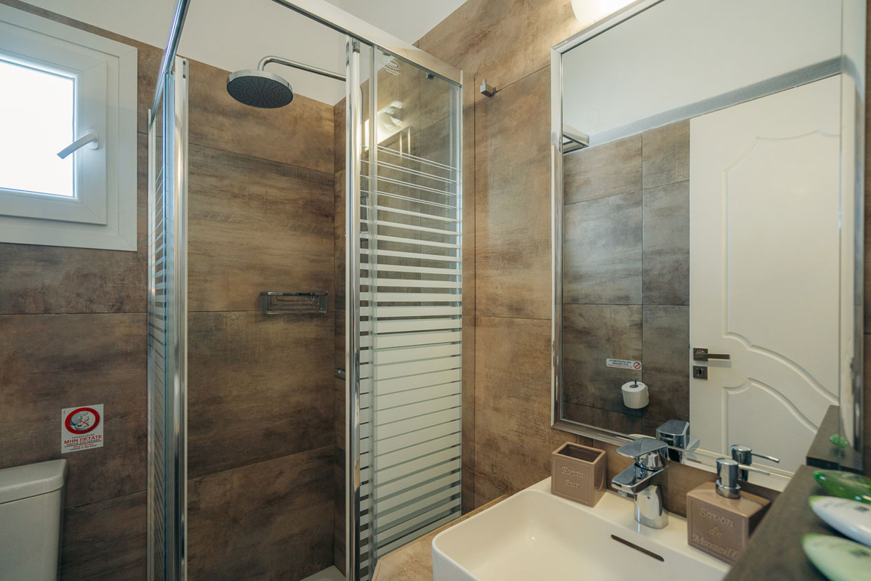 Maison Fivos à Sifnos - Salle de bain avec cabine de douche