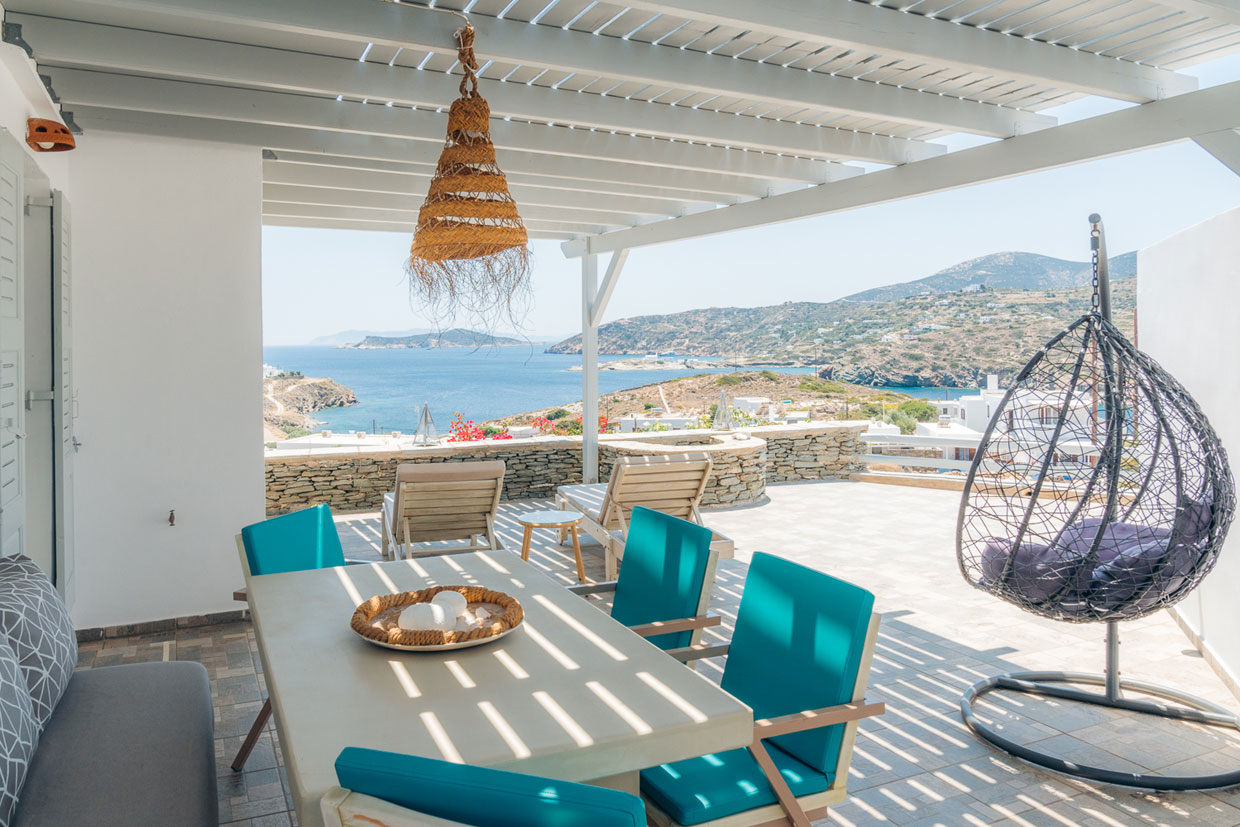 Maison Fivos à Sifnos - Véranda spacieuse avec vue sur la mer
