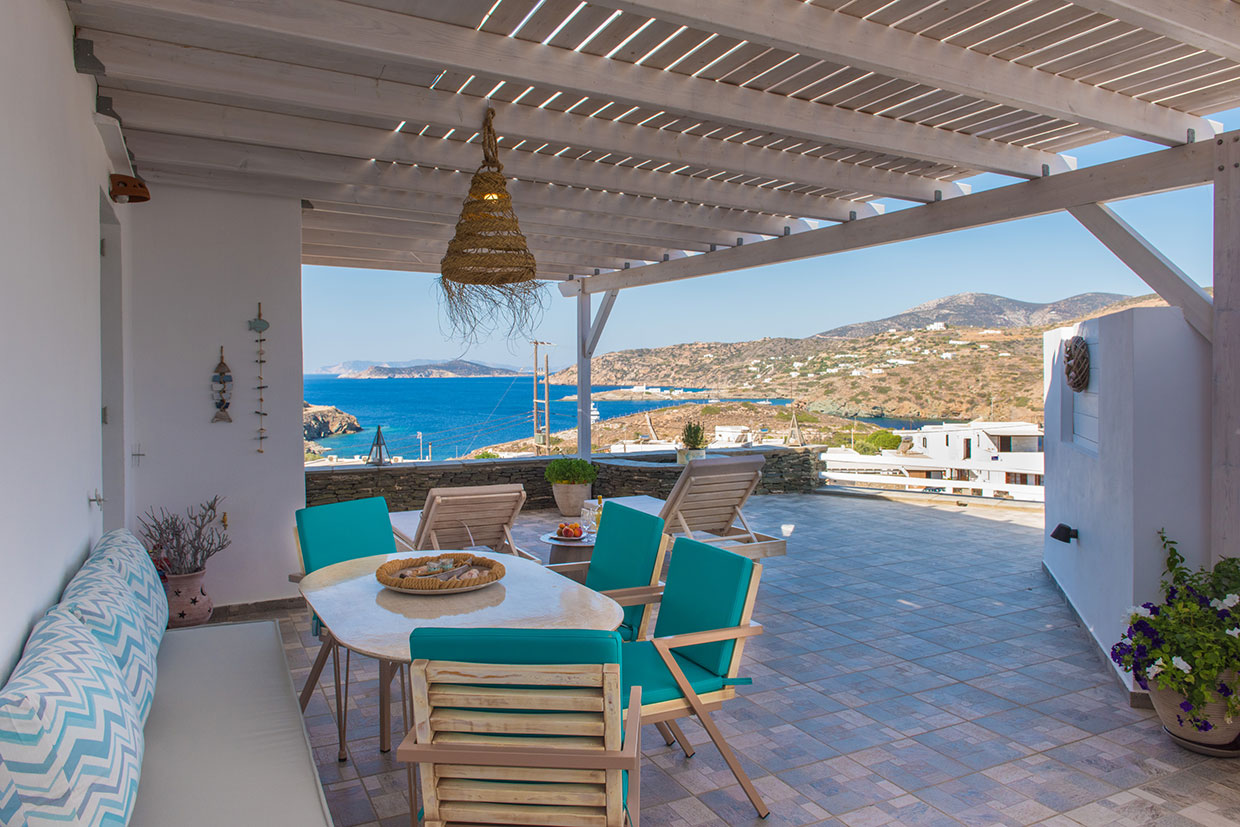 Maison Fivos à Sifnos. Véranda avec vue sur la mer